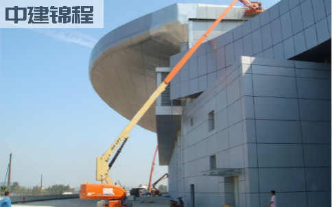 在国际会展中心工作的高空作业平台 在国际会展中心工作的高空作业平台